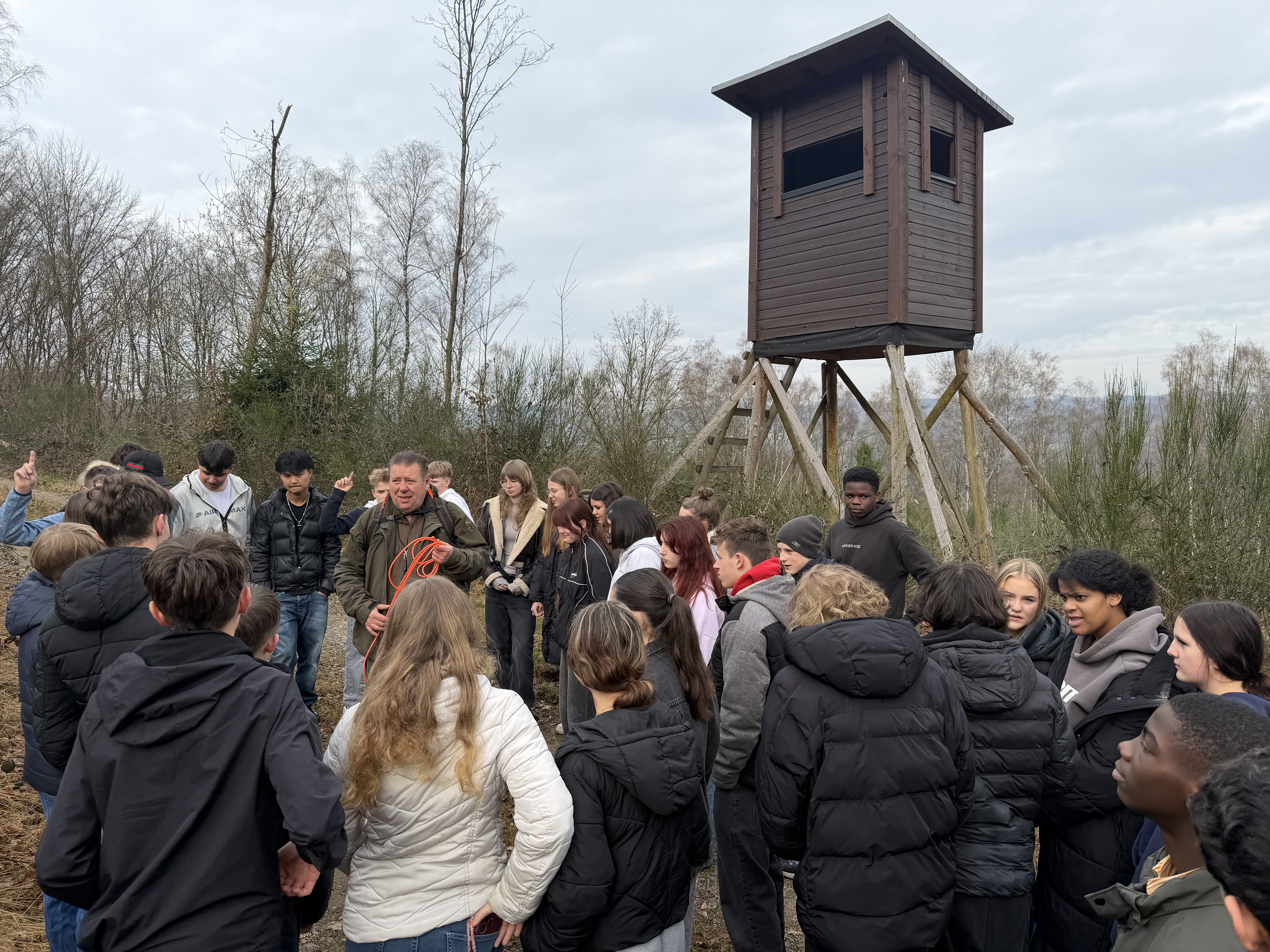 Ein Tag voller Natur, Teamwork und guter Laune – Der Streuobstwiesenaktionstag der Sekundarschule! 